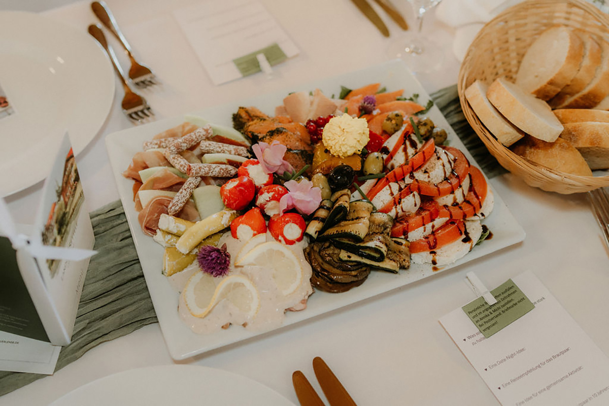 Fein angerichtete Antipasti-Platte beim Hochzeitsbuffet auf dem Landgut Settele
